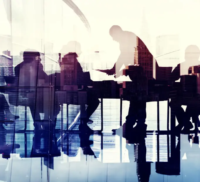 忙しい働いているビジネスシーンと都市の景観を重ねたシルエット